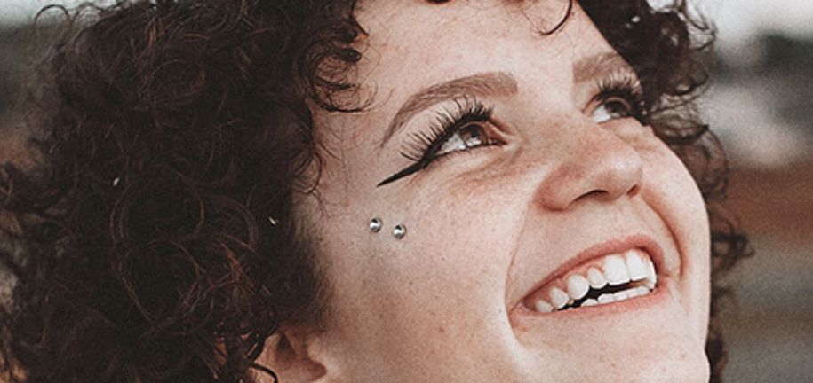 Průvodce Anti-Eyebrow Piercingy: Šperky a Tipy Pro Následnou Péči