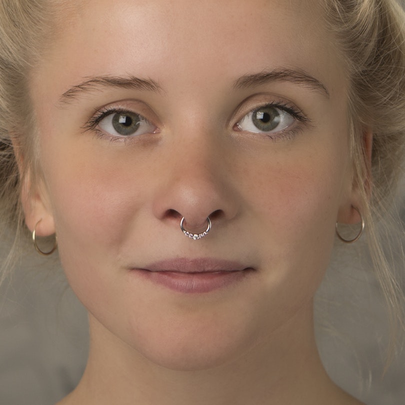 Septum piercing s pěti kamínky
