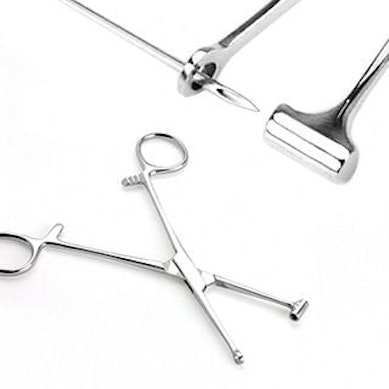 Kleště pro aplikaci tragus piercingu