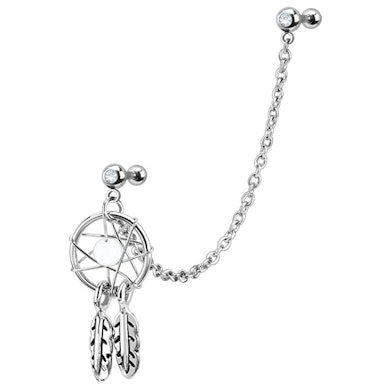 Tragus/helix piercing s řetízkem a lapačem snů a pírky