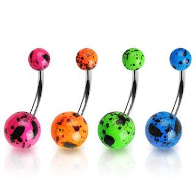 Barevný piercing do pupíku s černými cákanci