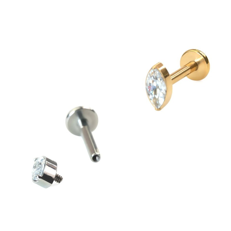 Klasická titanová labreta s kamínkem v markýzovém brusu