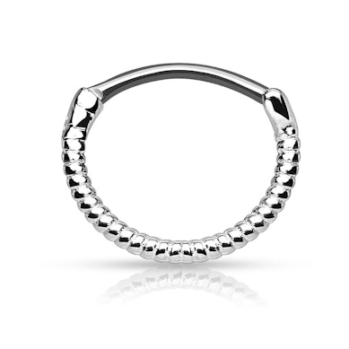 Zakroucený septum piercing