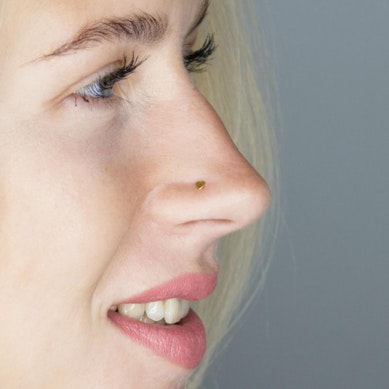 Piercing do nosu s různými motivy.