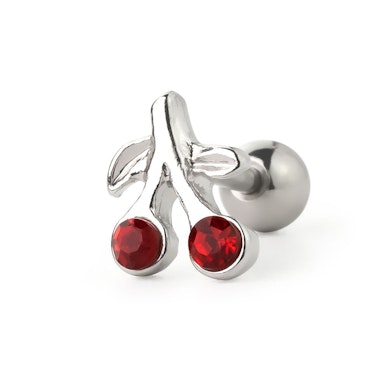 Tragus piercing s červenými třešněmi