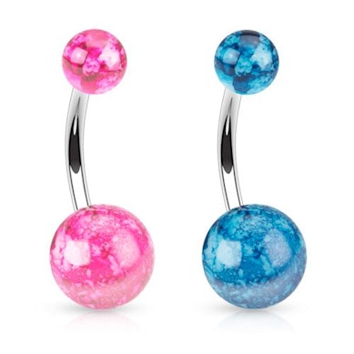 Piercing do pupíku s mramorovým vzhledem