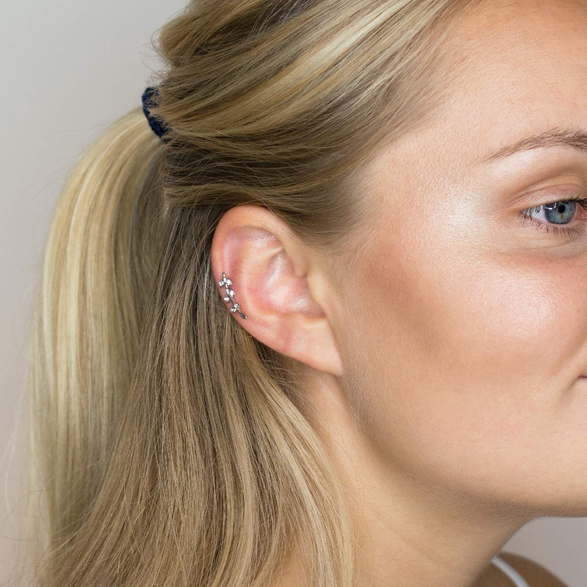 Piercing do ucha s lístky zdobenými kamínky