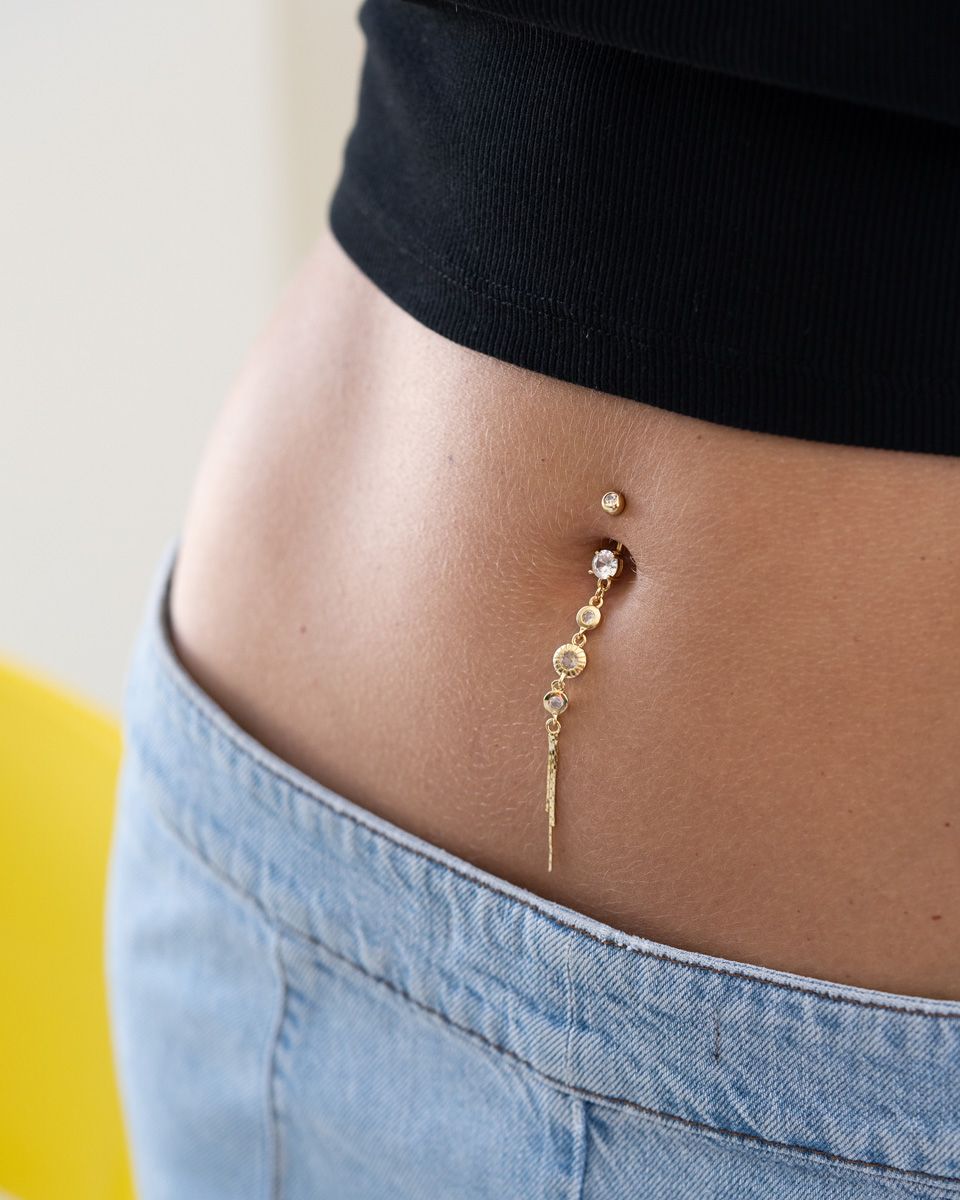 Piercing do pupíku s elegantním přívěskem z disků