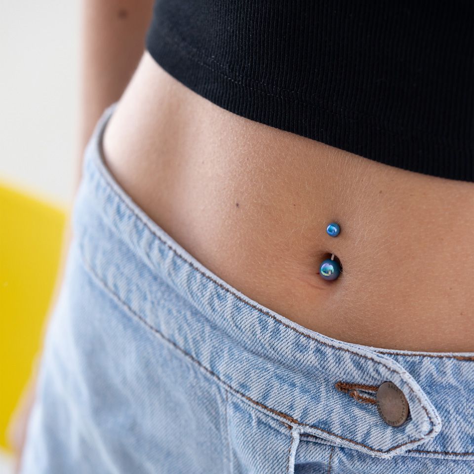 Piercing do pupíku s metalickými kuličkami
