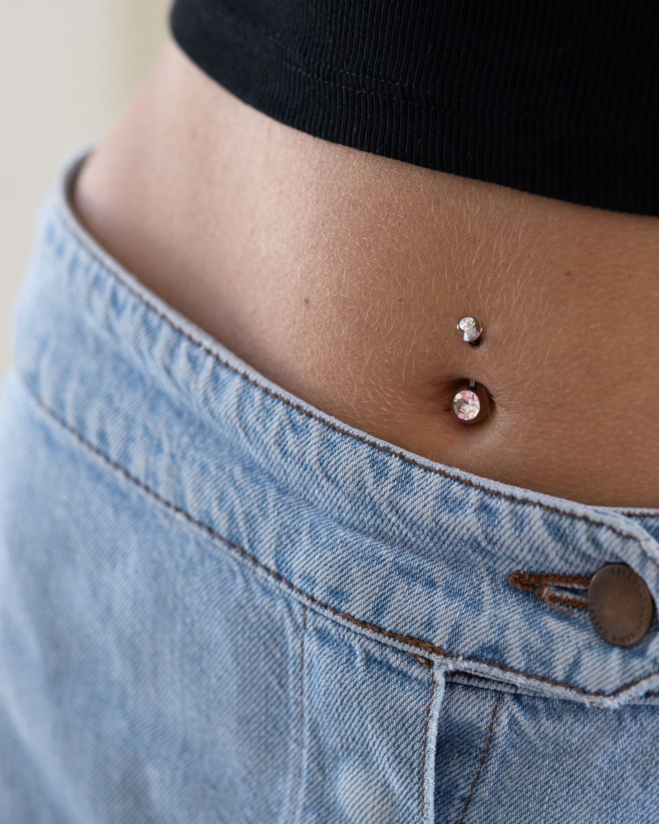 Piercing do pupíku a kuličkami z akrylátu a kamínky