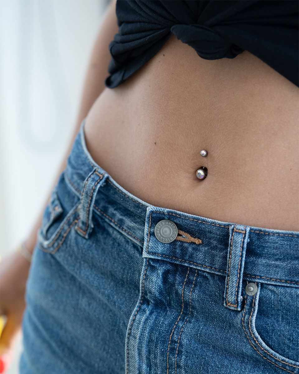 Titanový piercing do pupíku se dvěma kamínky