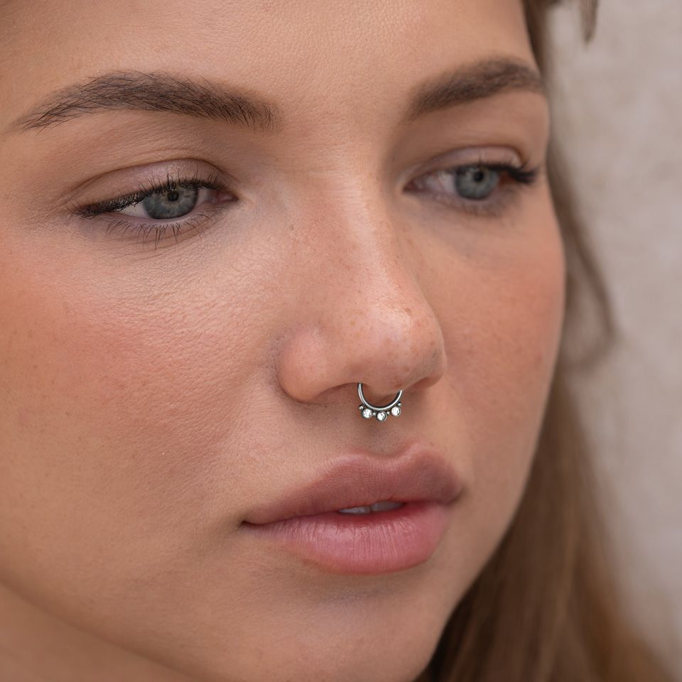 Falešný septum se třemi kamínky a malými korálky