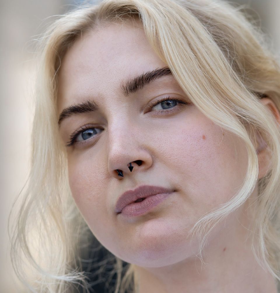 Matná černá ocelová podkova s hroty