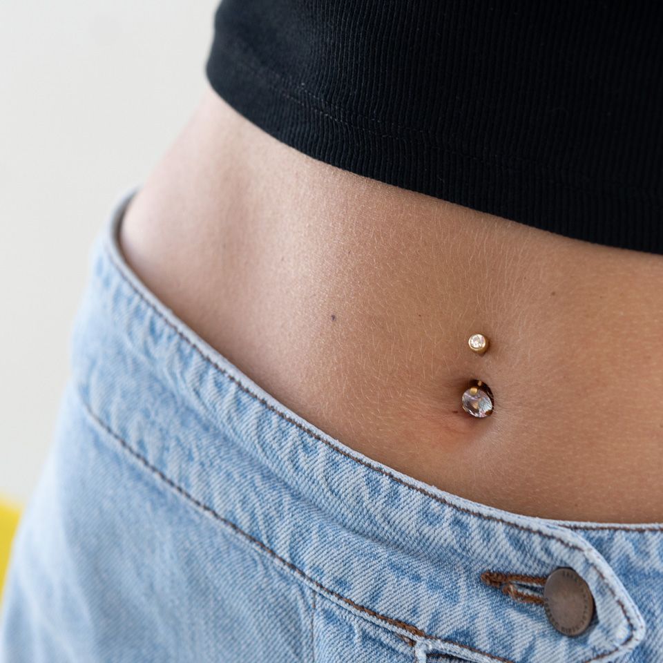 Pozlacený piercing do pupíku s velkým krystalem