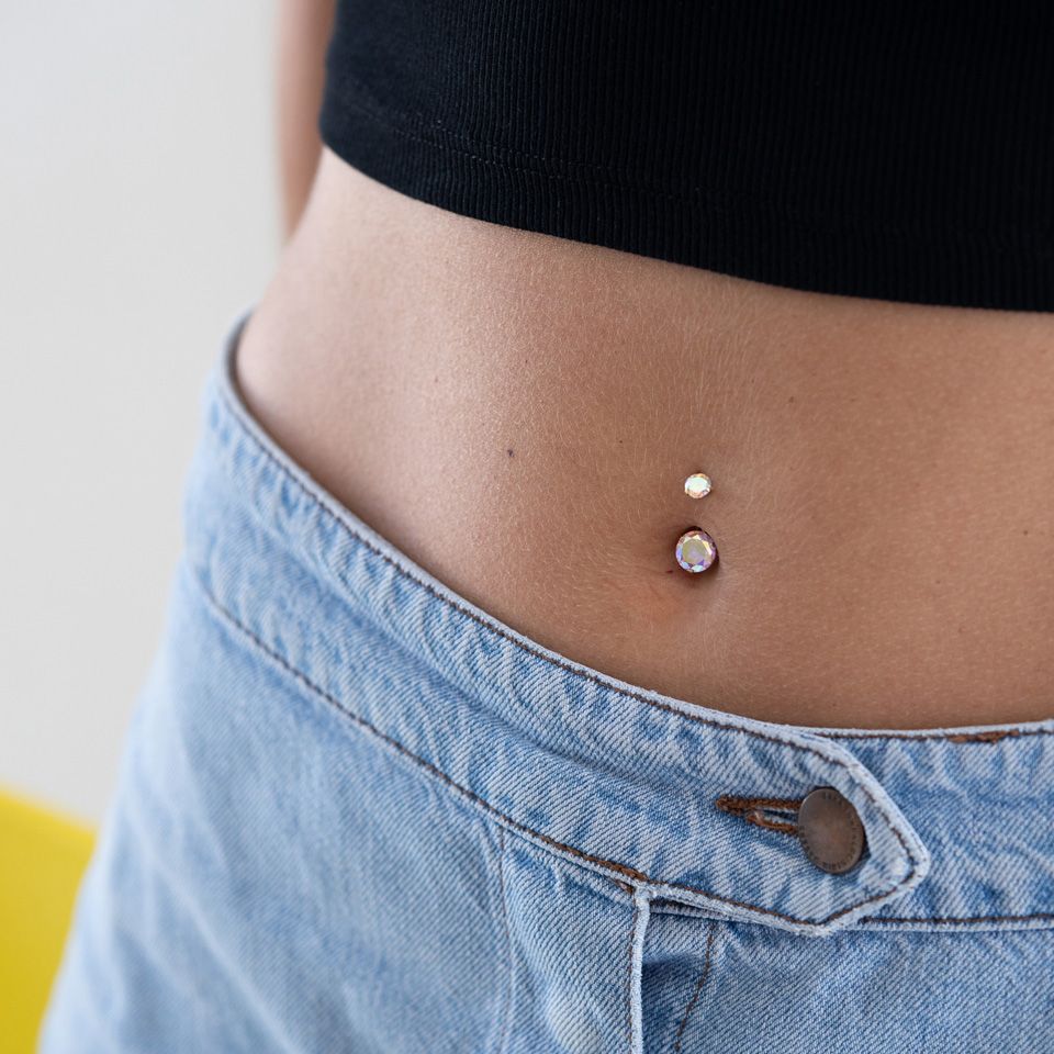 Piercing do pupíku s vnitřním závitem a barevným kamínkem