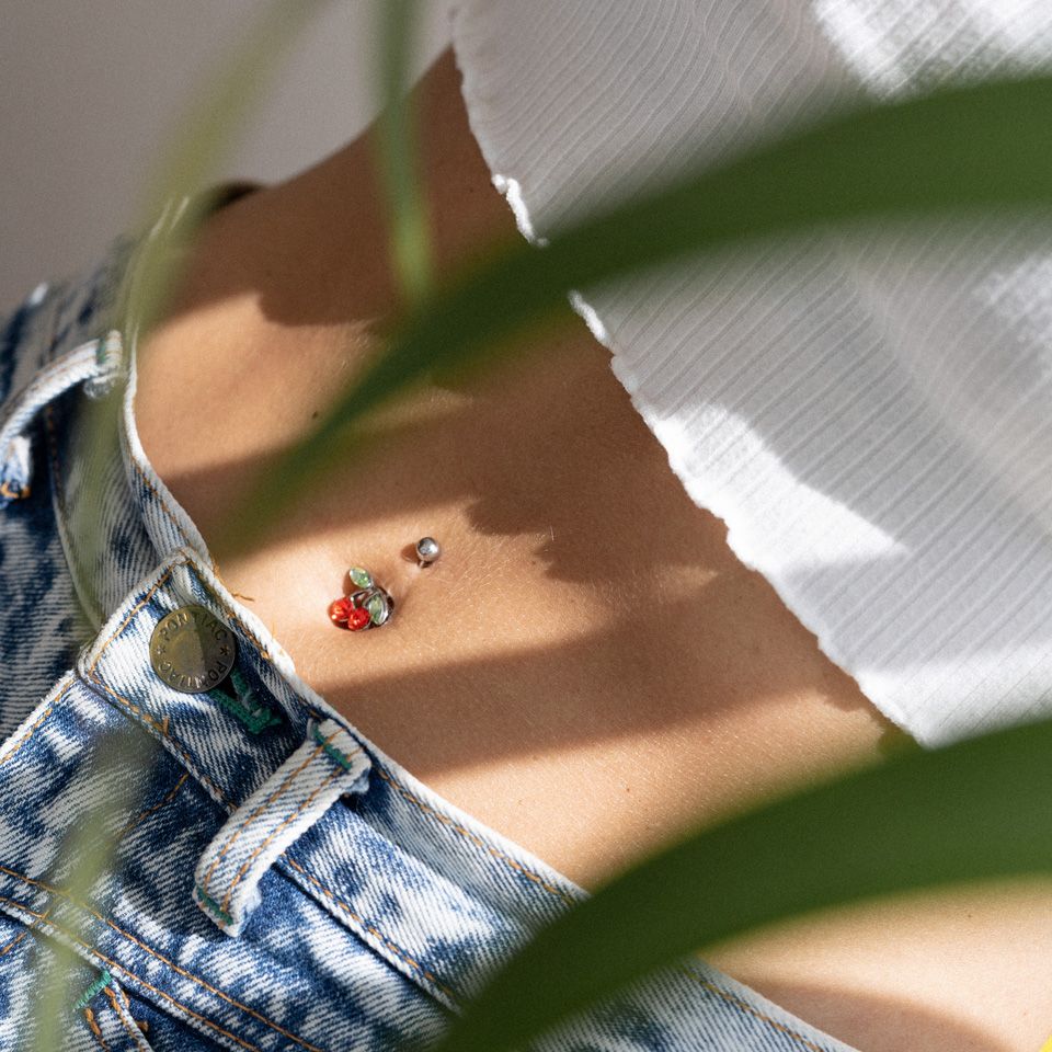 Piercing do pupíku s třešněmi s červenými kamínky