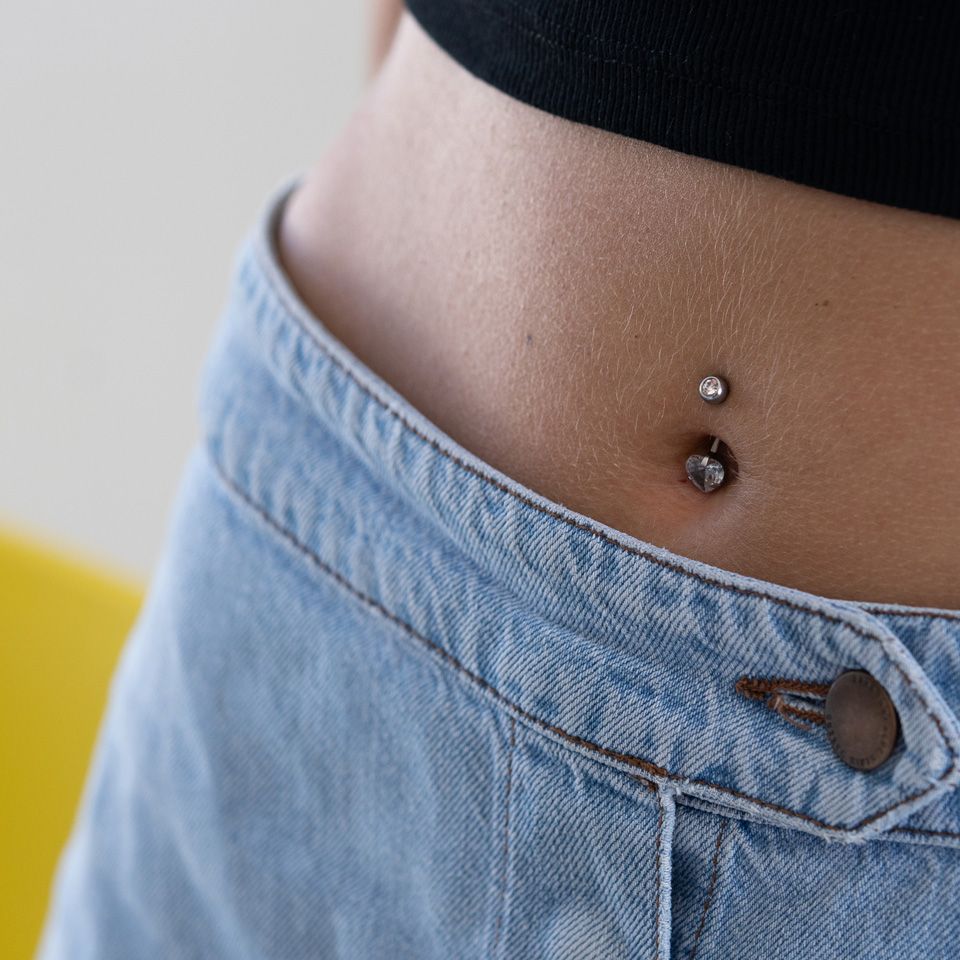 Piercing do pupíku s kamínkem ve tvaru srdce