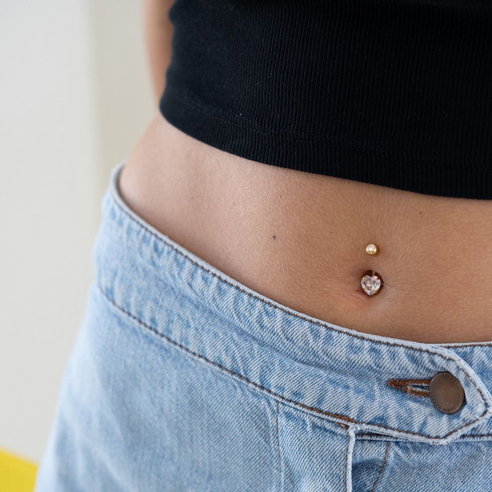 Piercing do pupíku s kamínkem ve tvaru srdce - různé barvy
