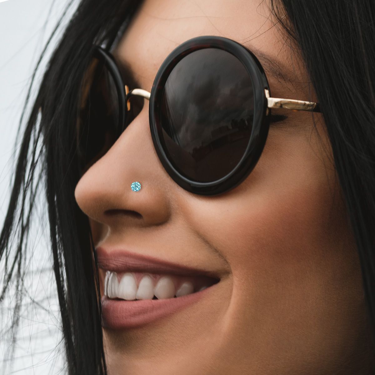 Piercing do nosu zahnutý do "L" s ferido kuličkou