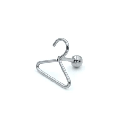 Piercing do ucha s ramínkem na šaty