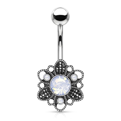 Piercing do pupíku s vintage květinou a opality