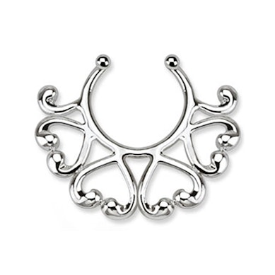 Falešný piercing do bradavky se srdíčky na okraji