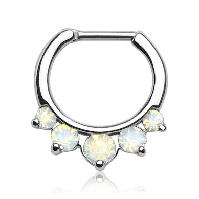 Septum piercing s velkými opality