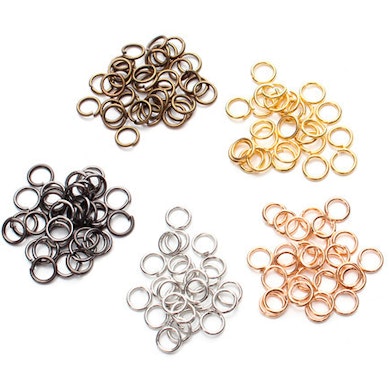 Náhradní kroužky pro piercing s přívěskem.