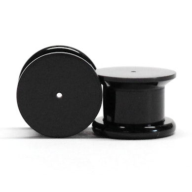 Akrylátový plug umožňující umístění náušnic.