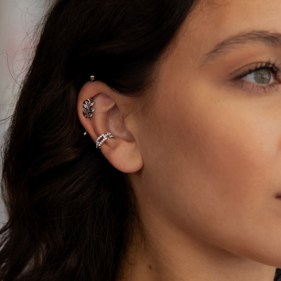 Industrial piercing s lístečky
