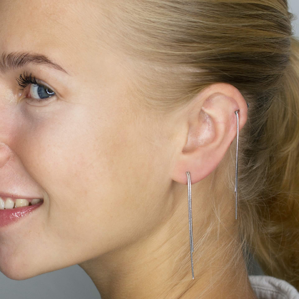 Piercing do ucha s dvojitým řetízkem