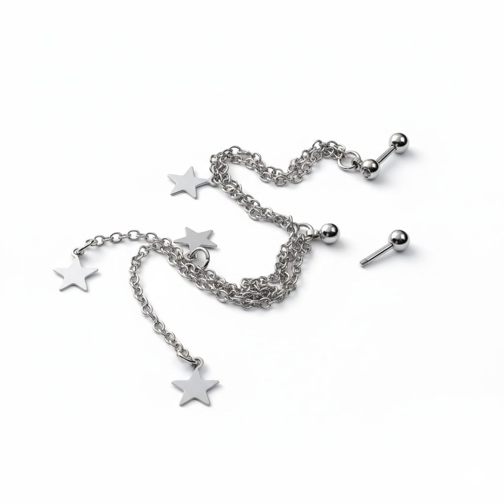 Tragus/helix piercing s řetízkem a hvězdičkami