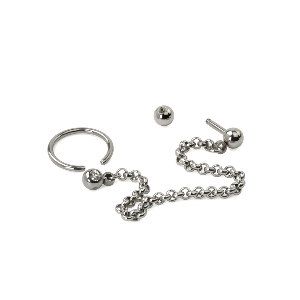 Tragus/helix piercing s řetízkem