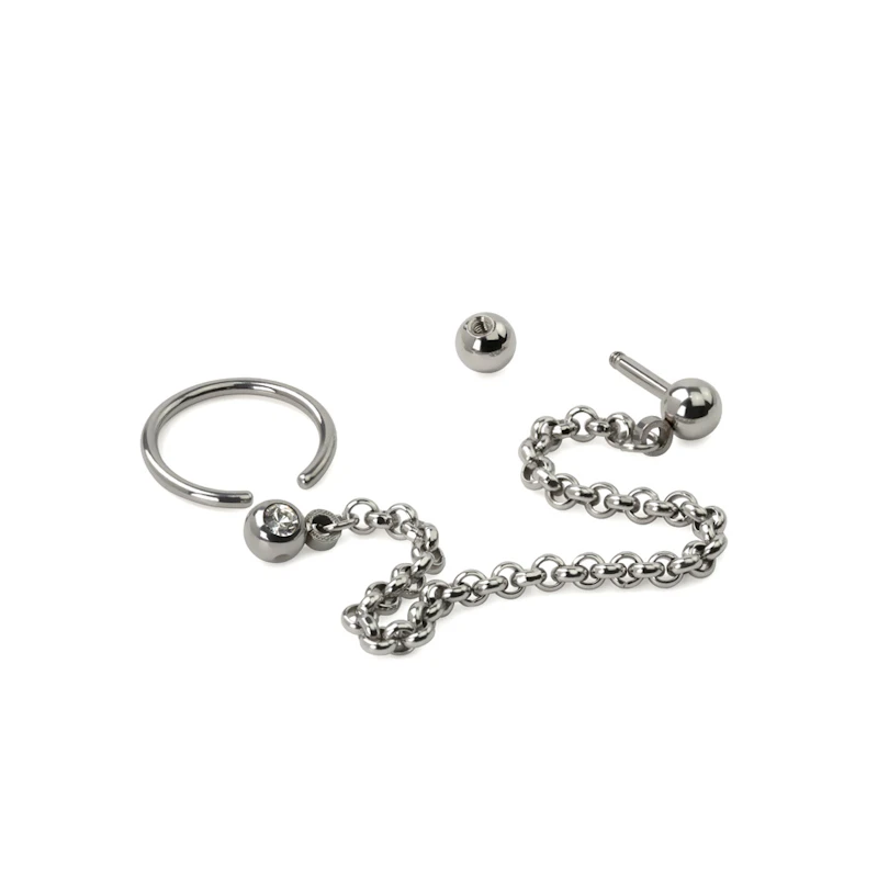Tragus/helix piercing s řetízkem