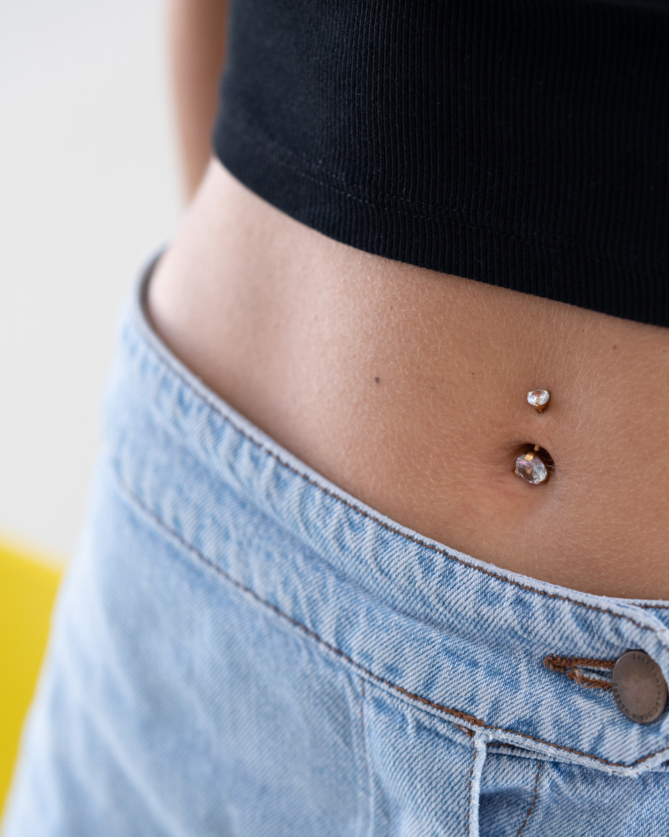 Piercing do pupíku s velkými zirkony
