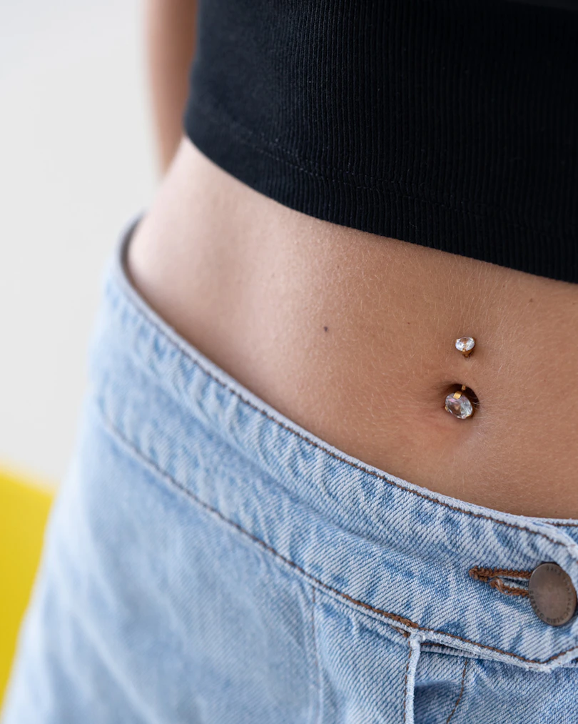 Piercing do pupíku s velkými zirkony