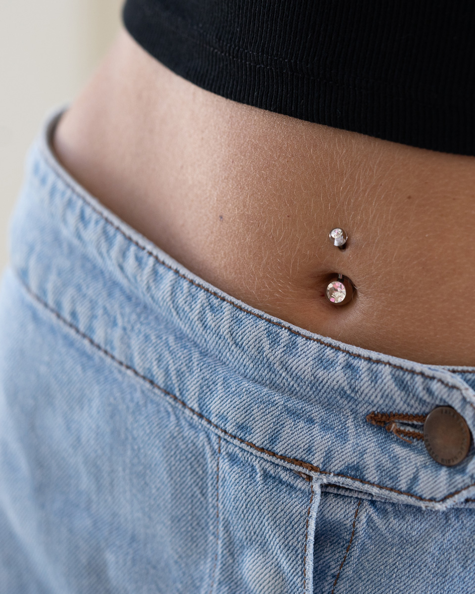Piercing do pupíku a kuličkami z akrylátu a kamínky