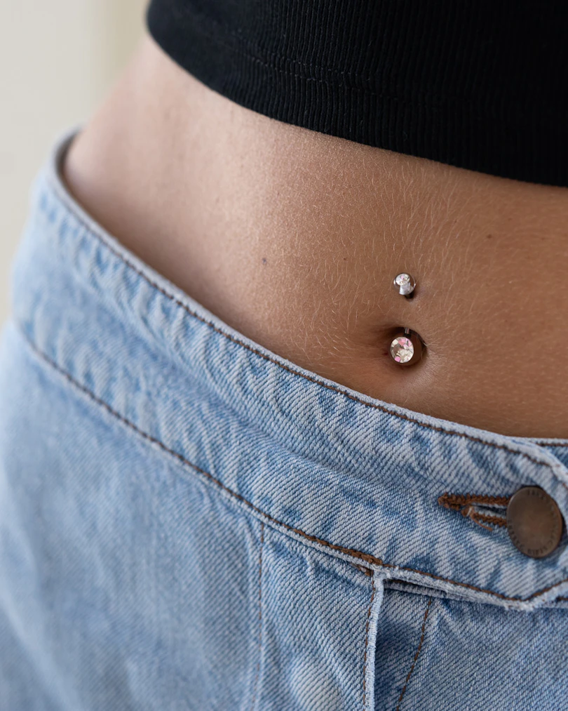 Piercing do pupíku a kuličkami z akrylátu a kamínky