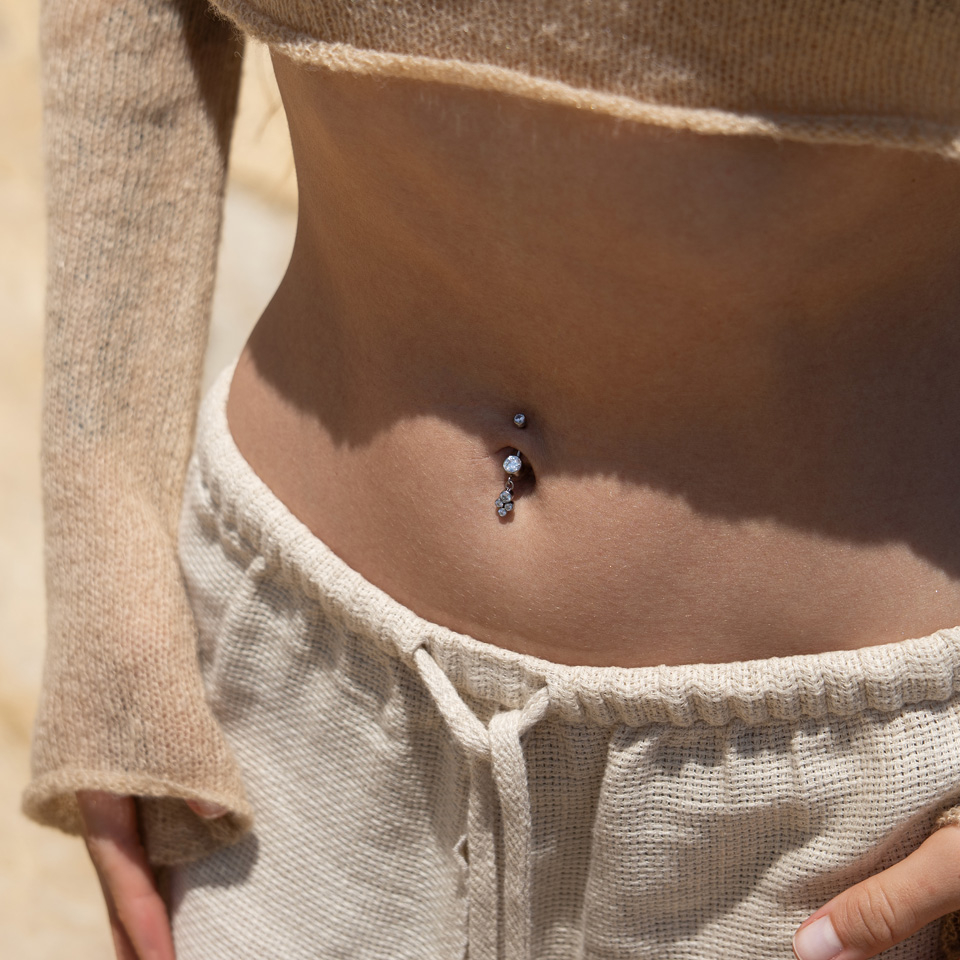 Piercing do pupíku s visícími kamínky