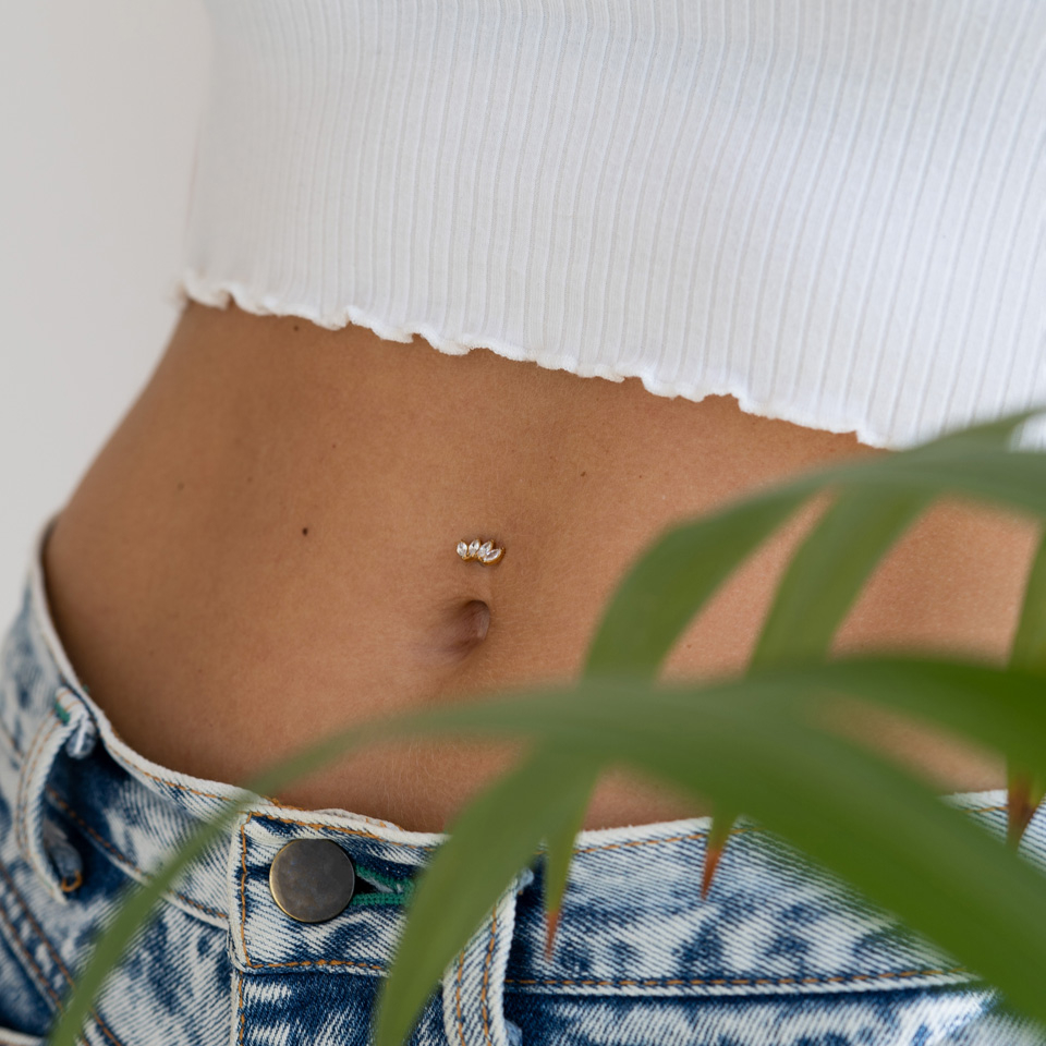 Titanový piercing do pupíku s markýzovými kamínky