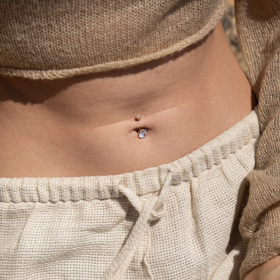 Piercing do pupíku s velkým kamínkem a květinkou