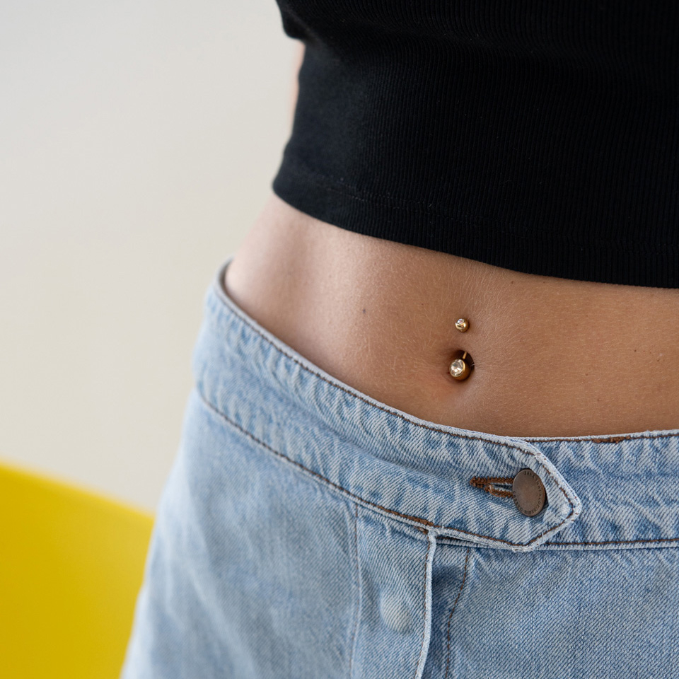 Pozlacený piercing do pupíku s kamínkem v různých barvách