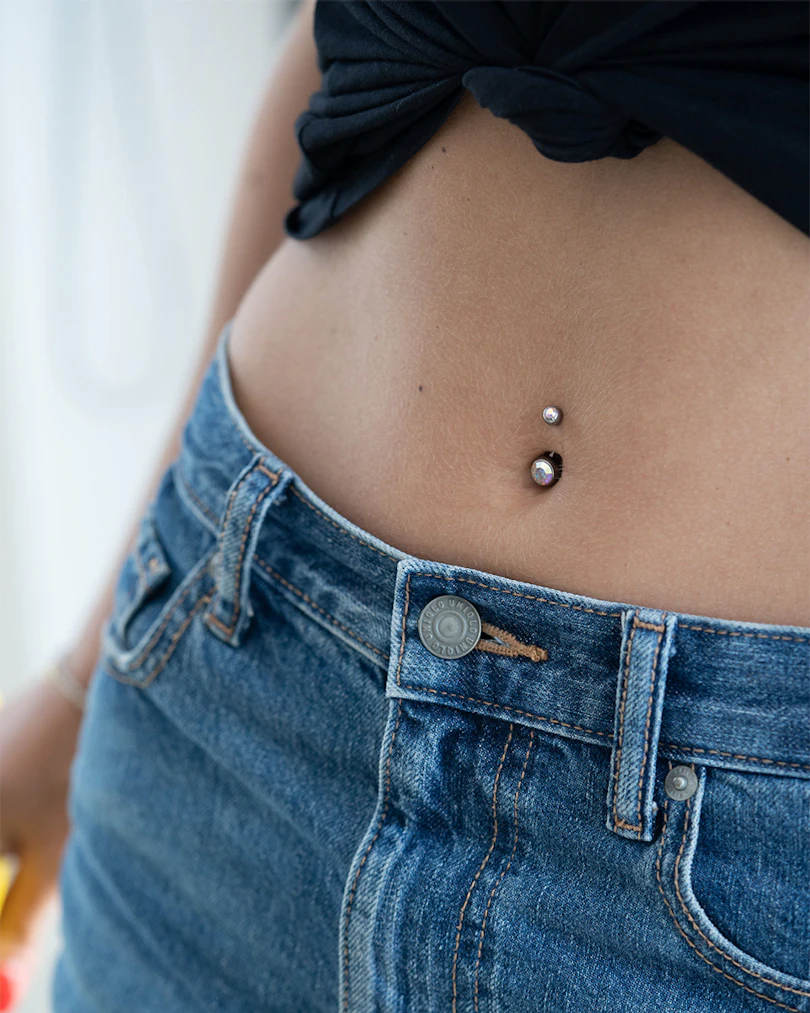 Titanový piercing do pupíku se dvěma kamínky