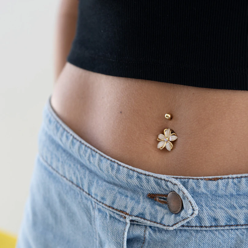 Piercing do pupíku s květinou