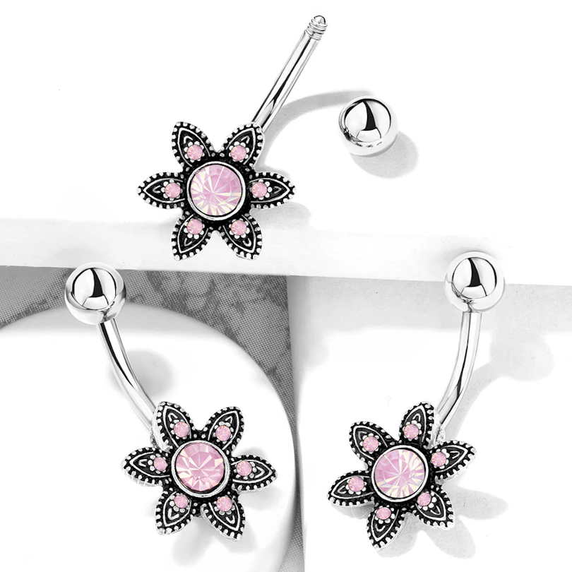 Piercing do pupíku s květinou a opality