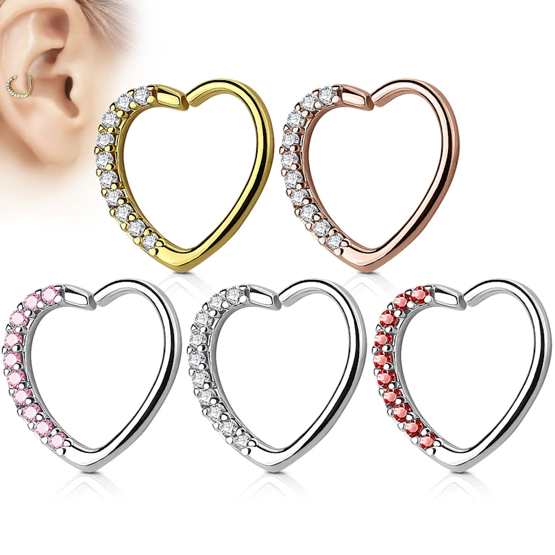 Piercing do ucha ve tvaru srdíčka s jednou stranou zdobenou kamínky