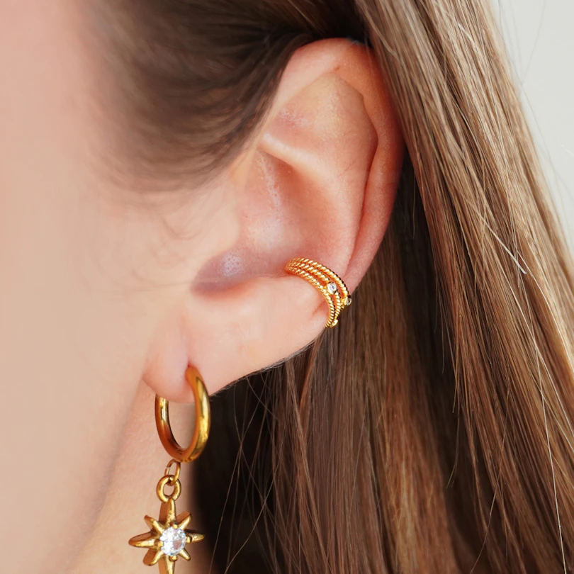 Trojitá zakroucená ear cuff náušnice s třemi kamínky