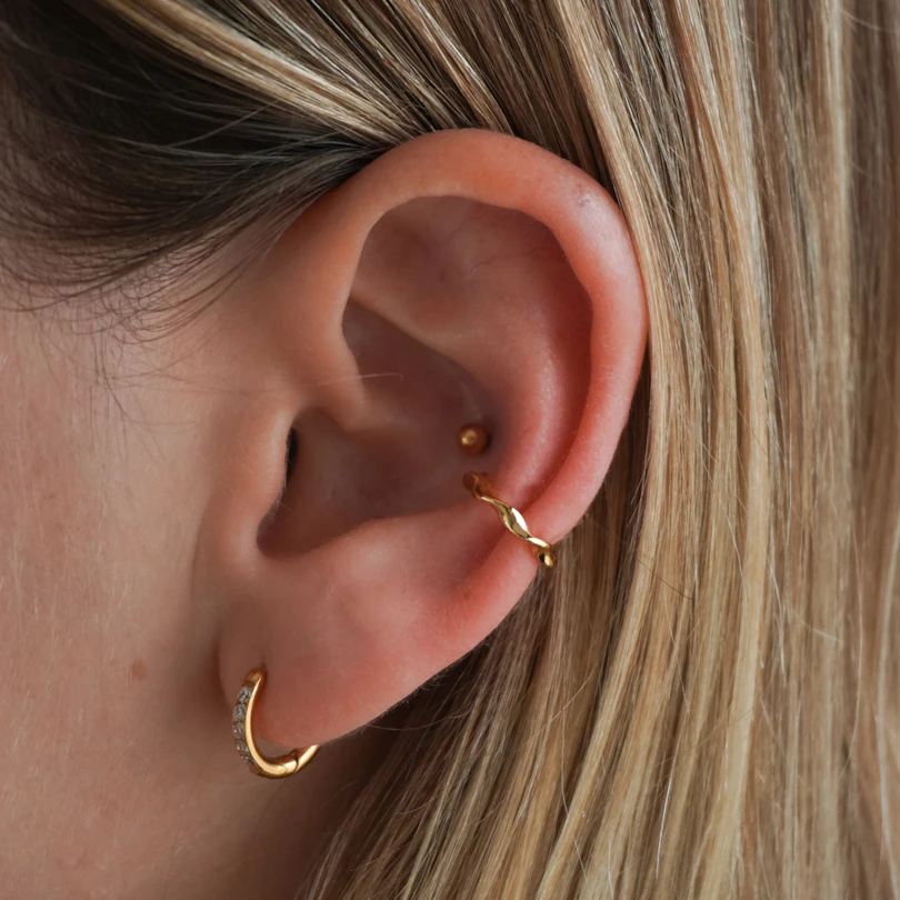 Minimalistická zakroucená ear cuff náušnice