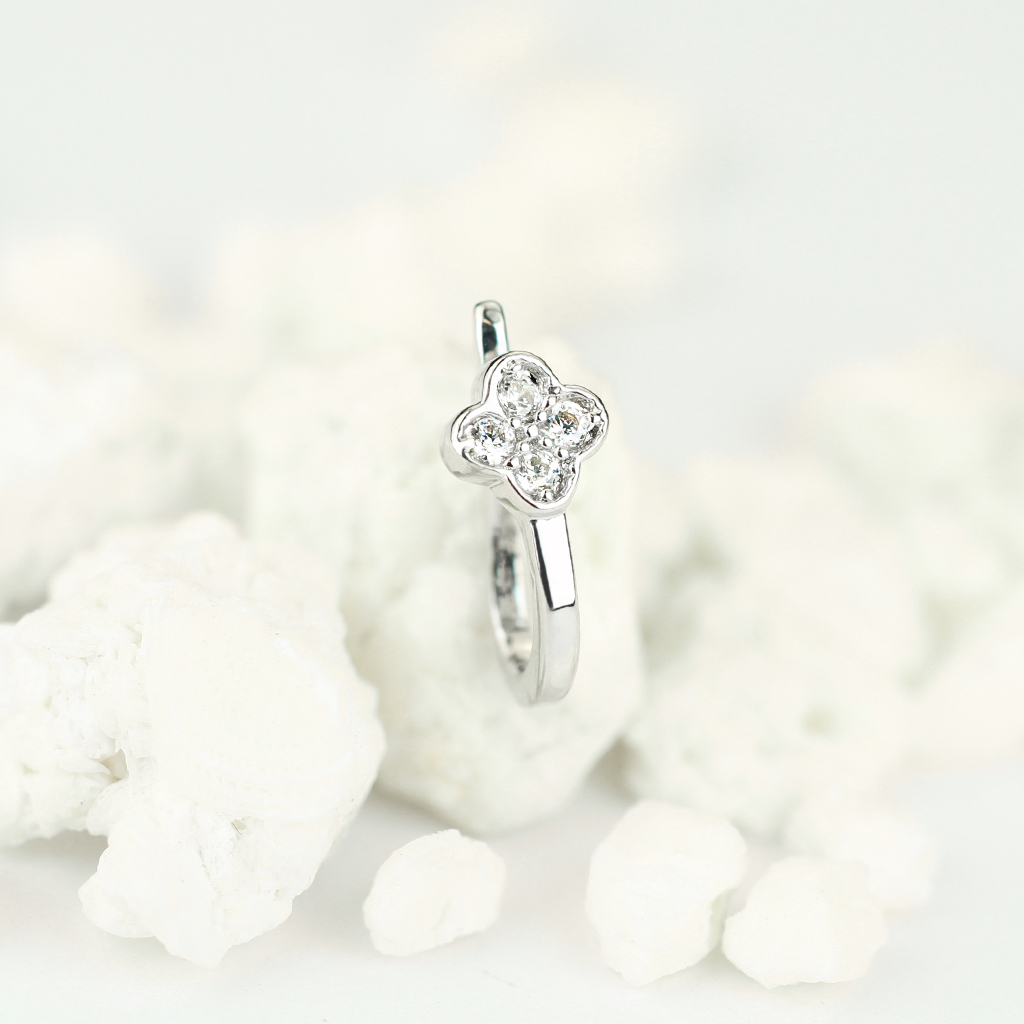 Falešný piercing do nosu se čtyřlístkem