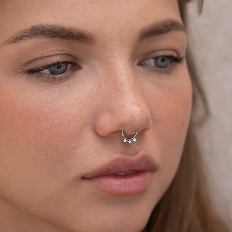 Falešný septum se třemi kamínky a malými korálky